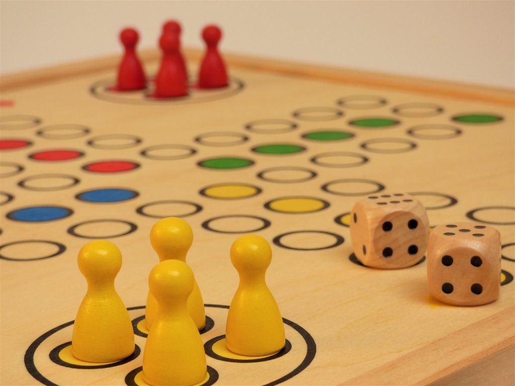 Jeux de société traditionnels pour jouer ensemble enfants et adultes