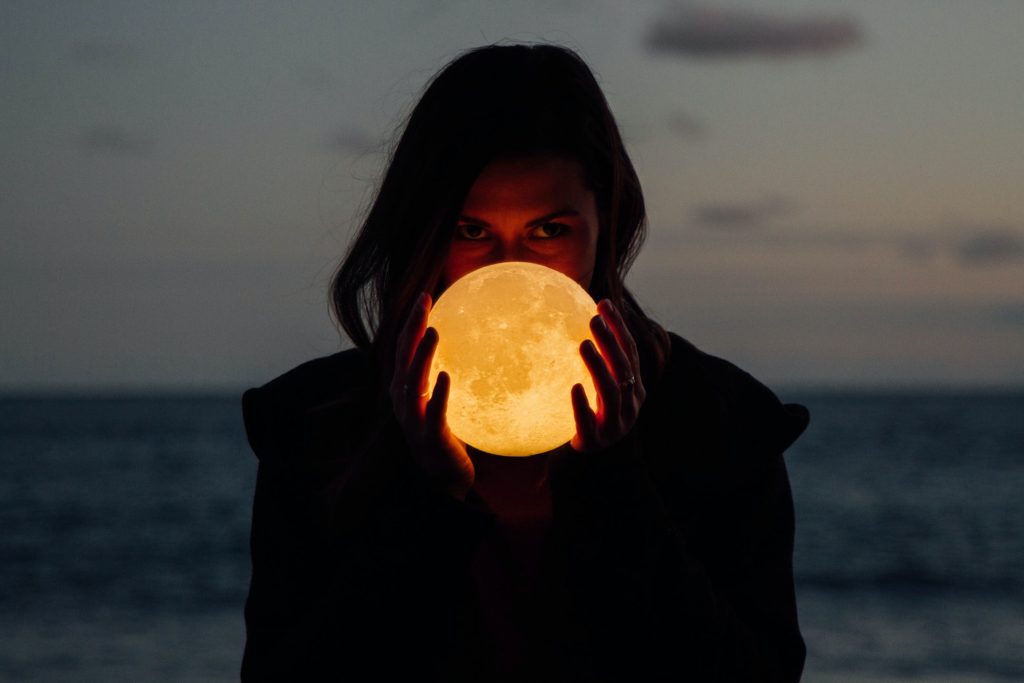 Les meilleurs accessoires pour photographier la lune et les étoiles avec votre mobile (si vous avez un télescope)