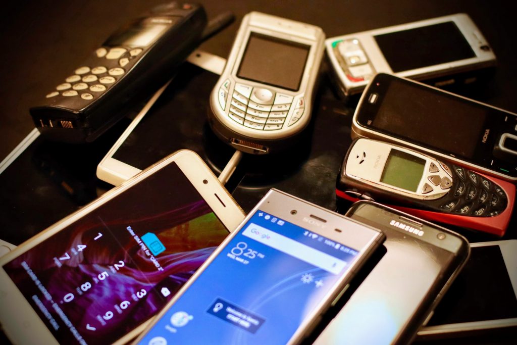 Les meilleurs téléphones portables et smartphones pour les personnes âgées (avec de grandes touches amplifiées)